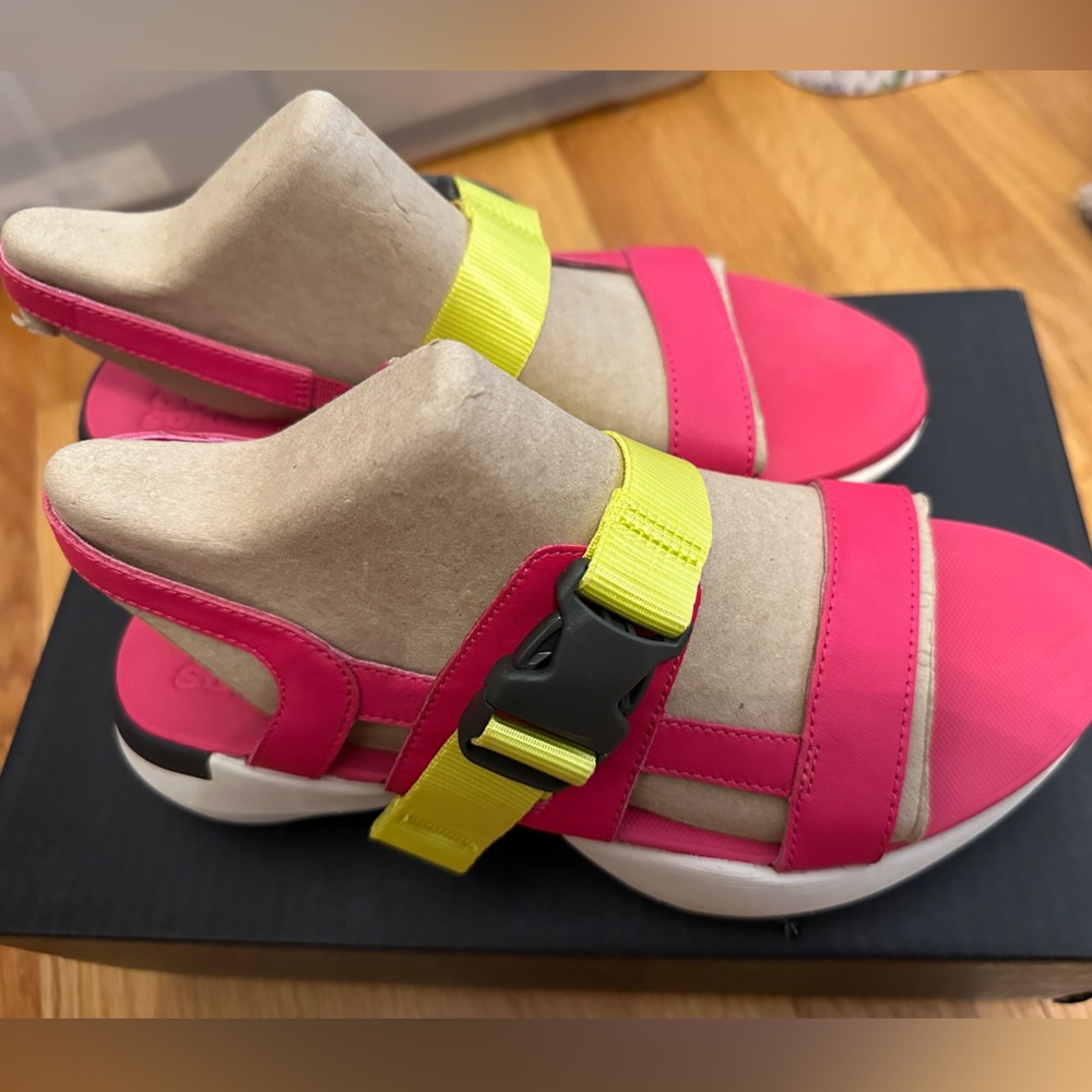 Sorel Kinetic Impact Sling Size 9 Pink Sandals